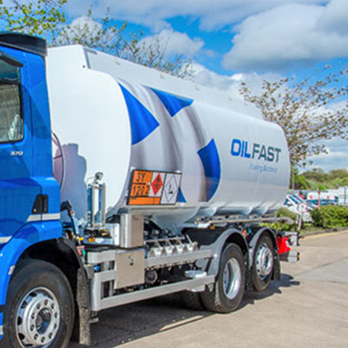 Ingersoll Rand vloeibare bulk apparatuur op een commerciële vrachtwagen tankwagen