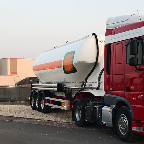 Ingersoll Rand Transport droge bulk apparatuur op een commerciële vrachtwagen tankwagen